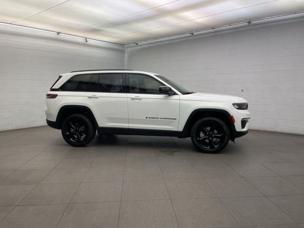New 2025 Bright White Clear-Coat Exterior Paint Jeep Limited image 2