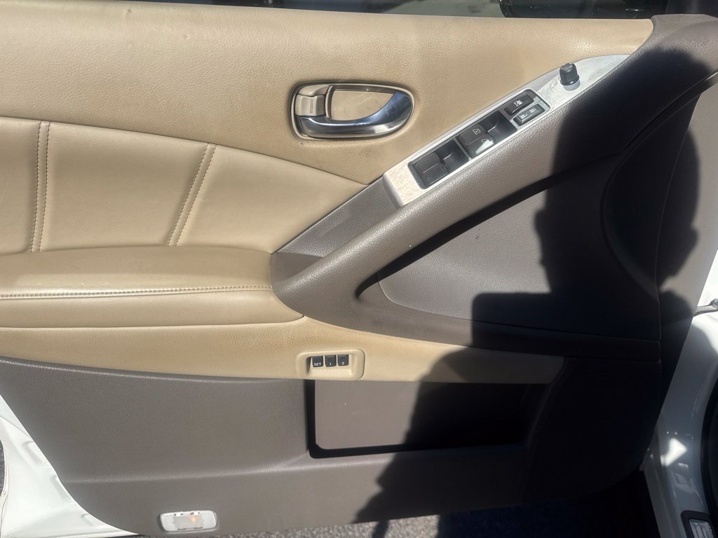 Used 2012 White Nissan SL image 33