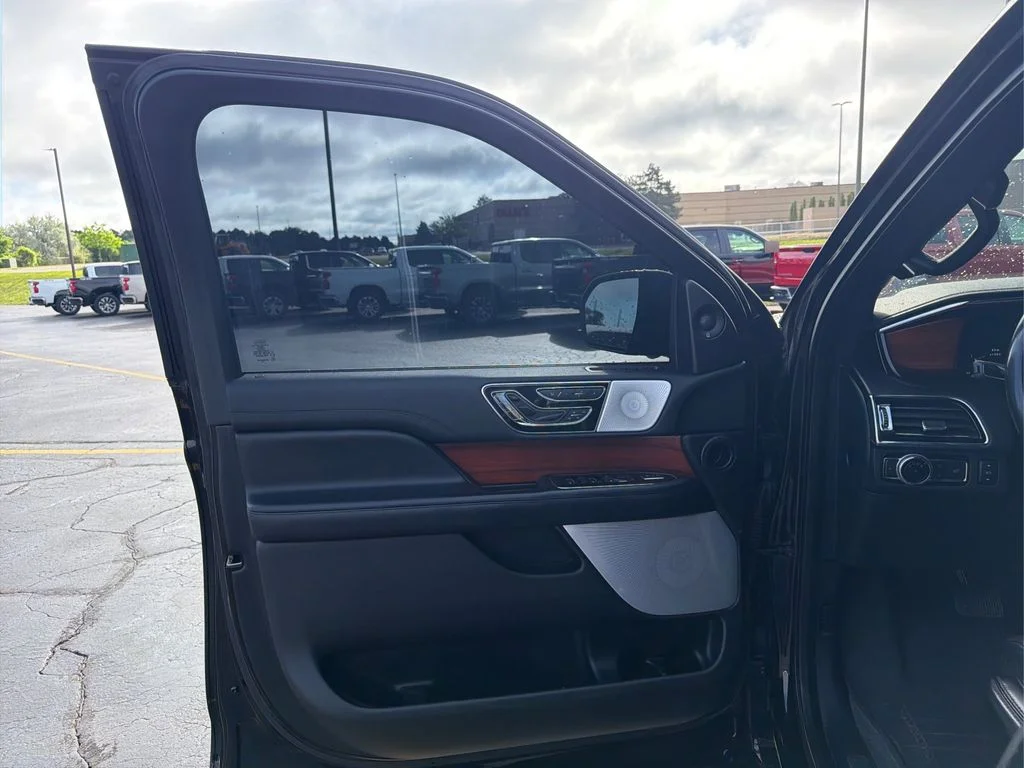 Used 2019 Black Metallic Lincoln Reserve image 17