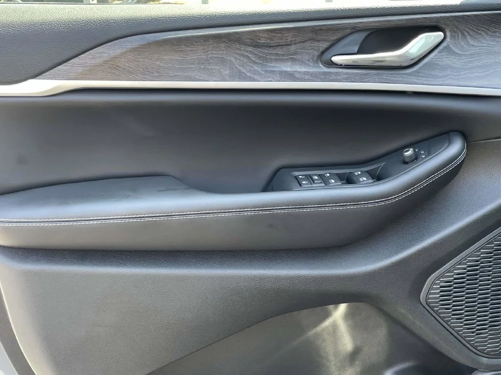 New 2027 Sting-Gray Clear-Coat Paint Jeep Laredo Altitude image 24