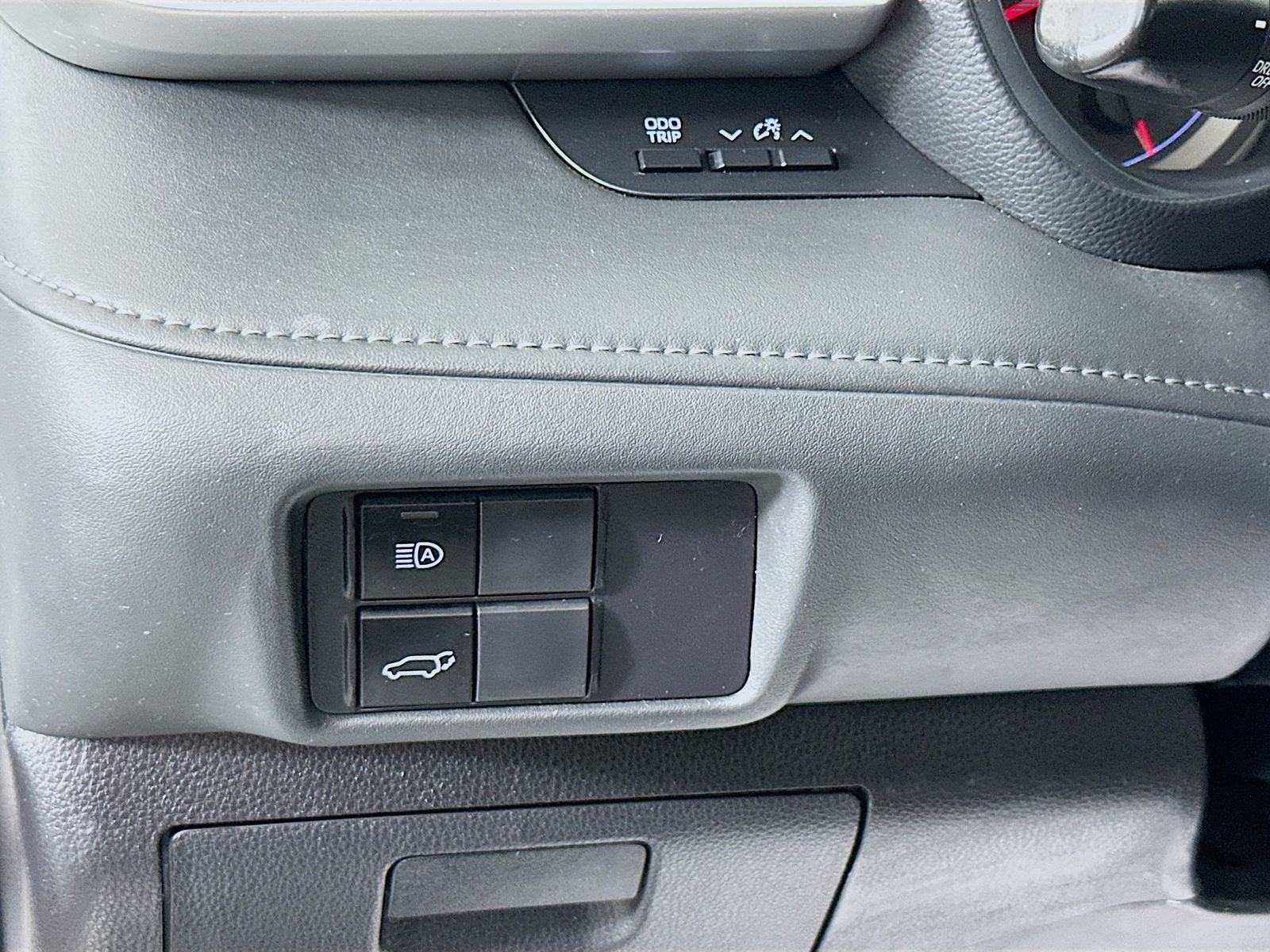 Used 2022 Pearl Toyota LE image 11