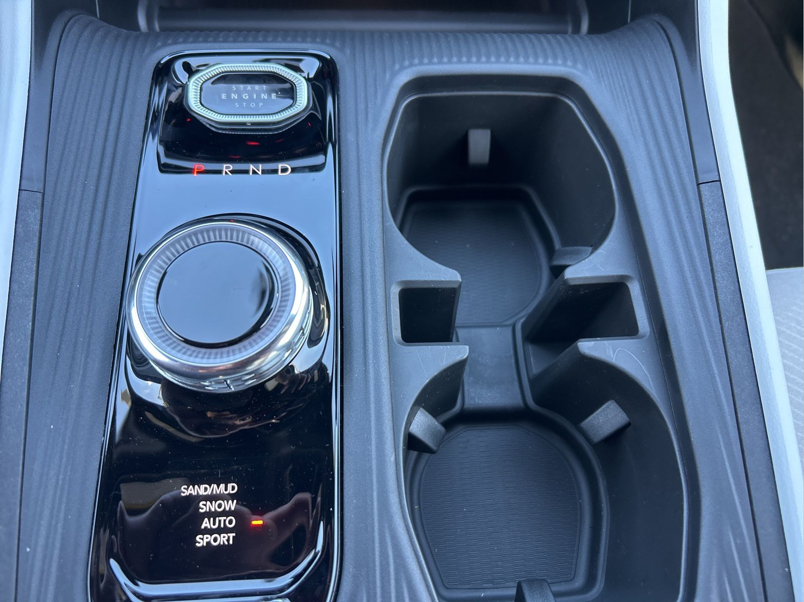 New 2026 Diamond Black Crystal Pearlcoat Jeep Laredo image 18