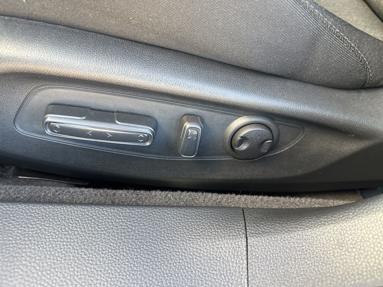Certified Used 2025 Black Honda SE image 12