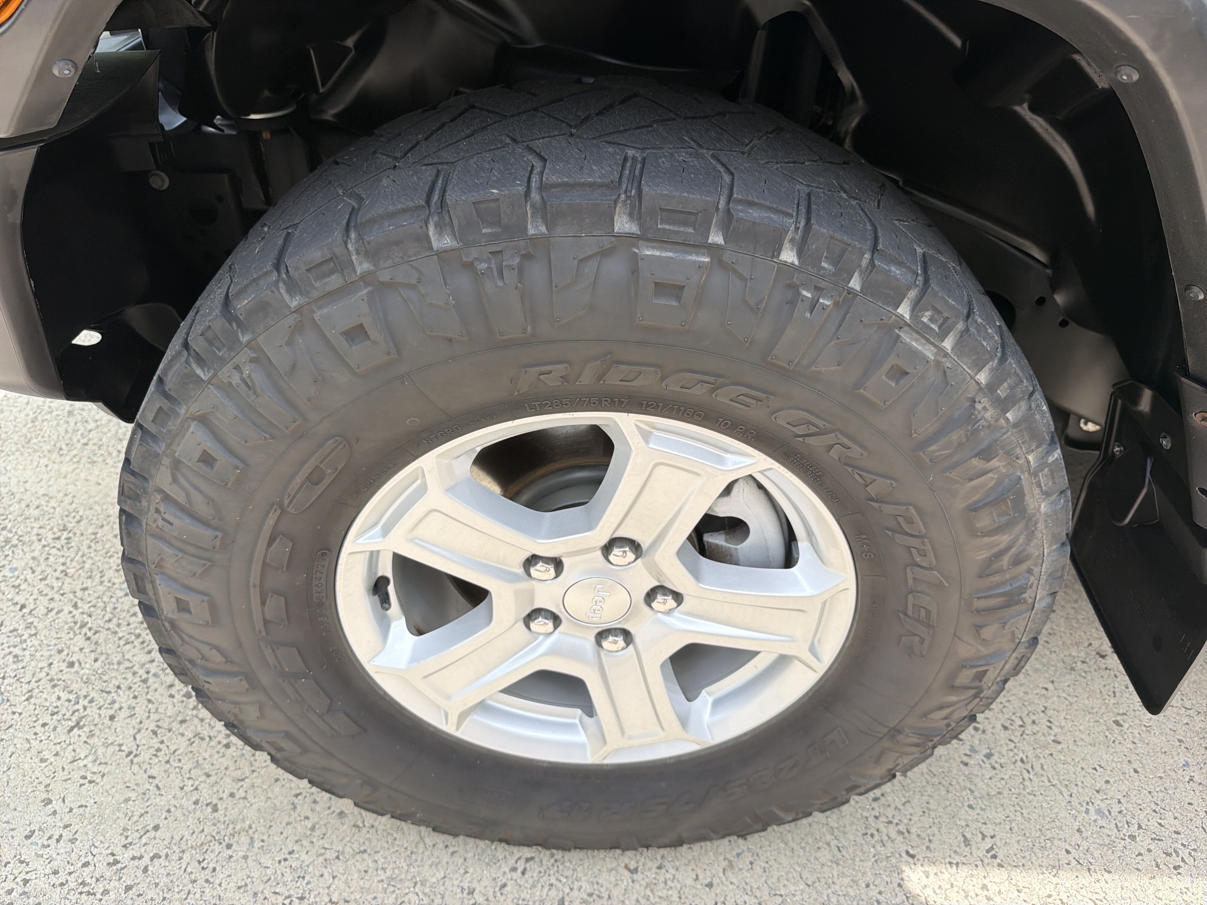 Used 2019 Black Clearcoat Jeep Sport S image 11