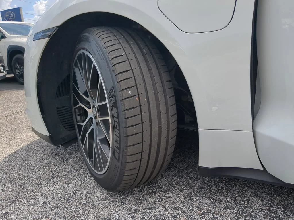 Used 2024  Porsche Base image 35