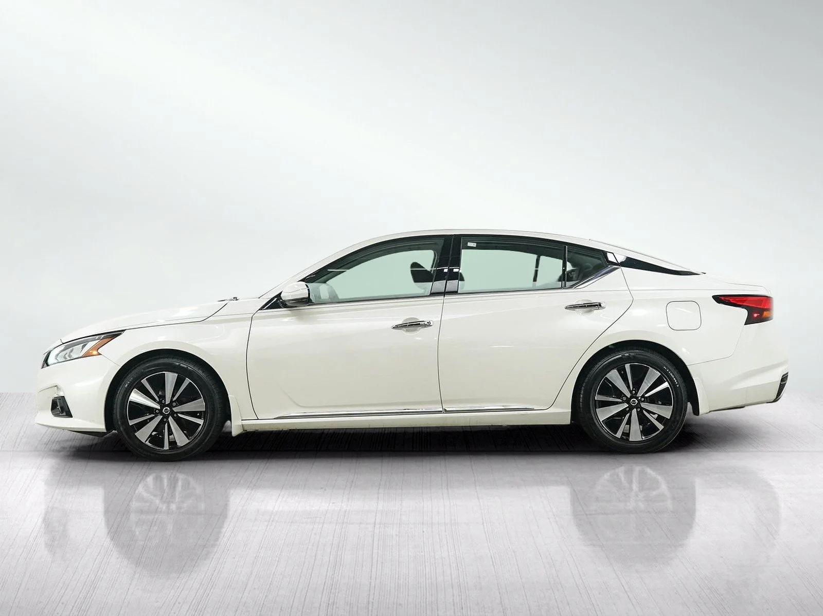 Used 2019 Nissan Altima SV with VIN 1N4BL4DV2KC142595 for sale in Burnsville, Minnesota