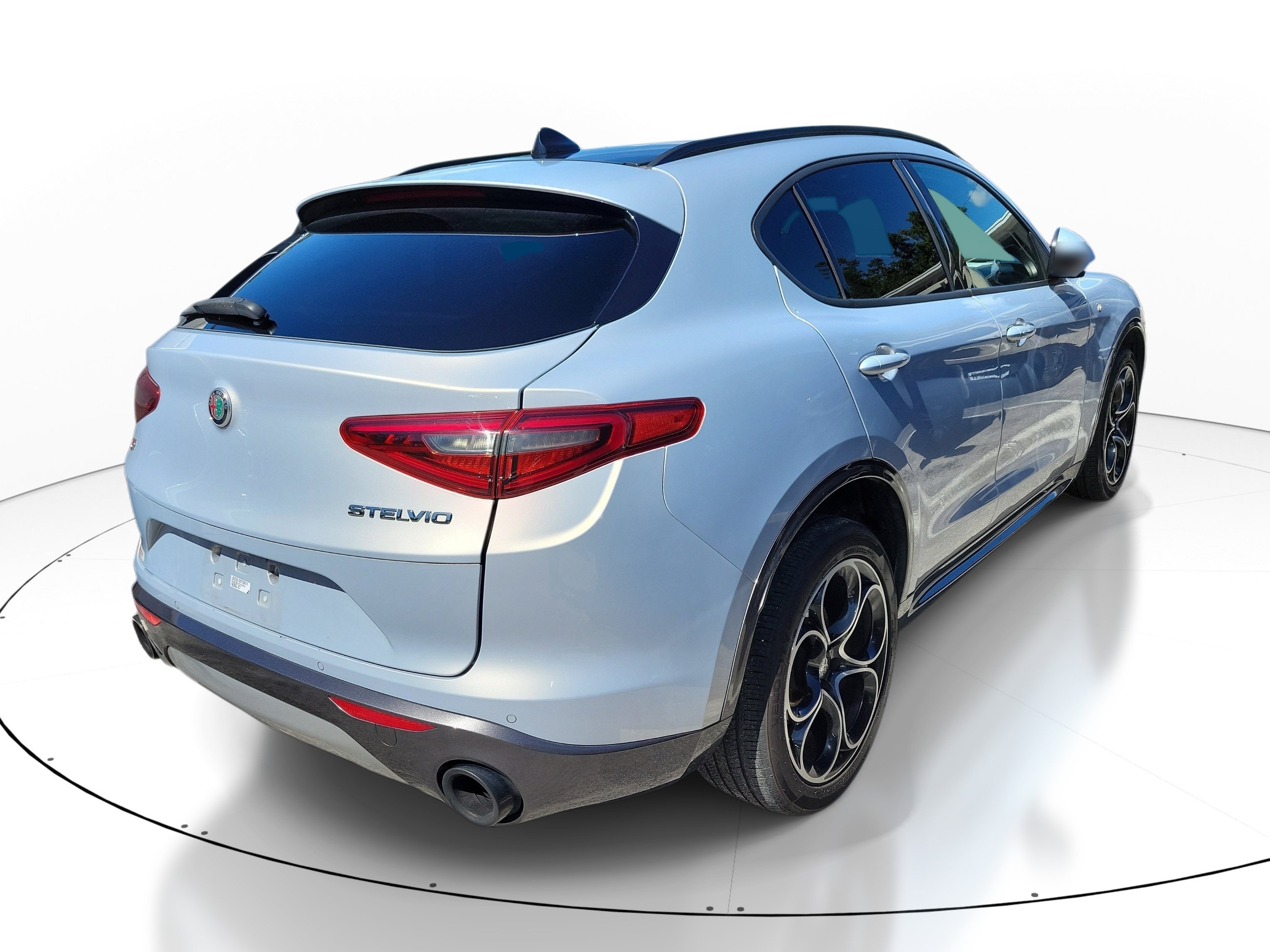 Used 2022 Moonlight Gray Metallic Alfa Romeo Ti image 4