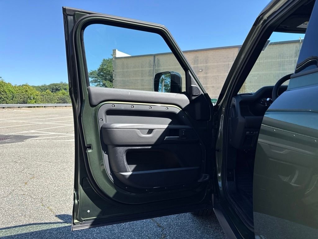 New 2026 Woolstone Green Land Rover X-Dynamic SE image 10