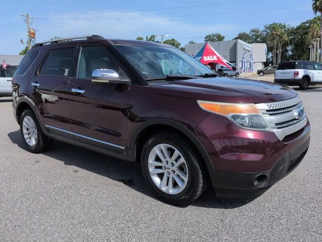 Used 2011 Red Ford XLT image 2