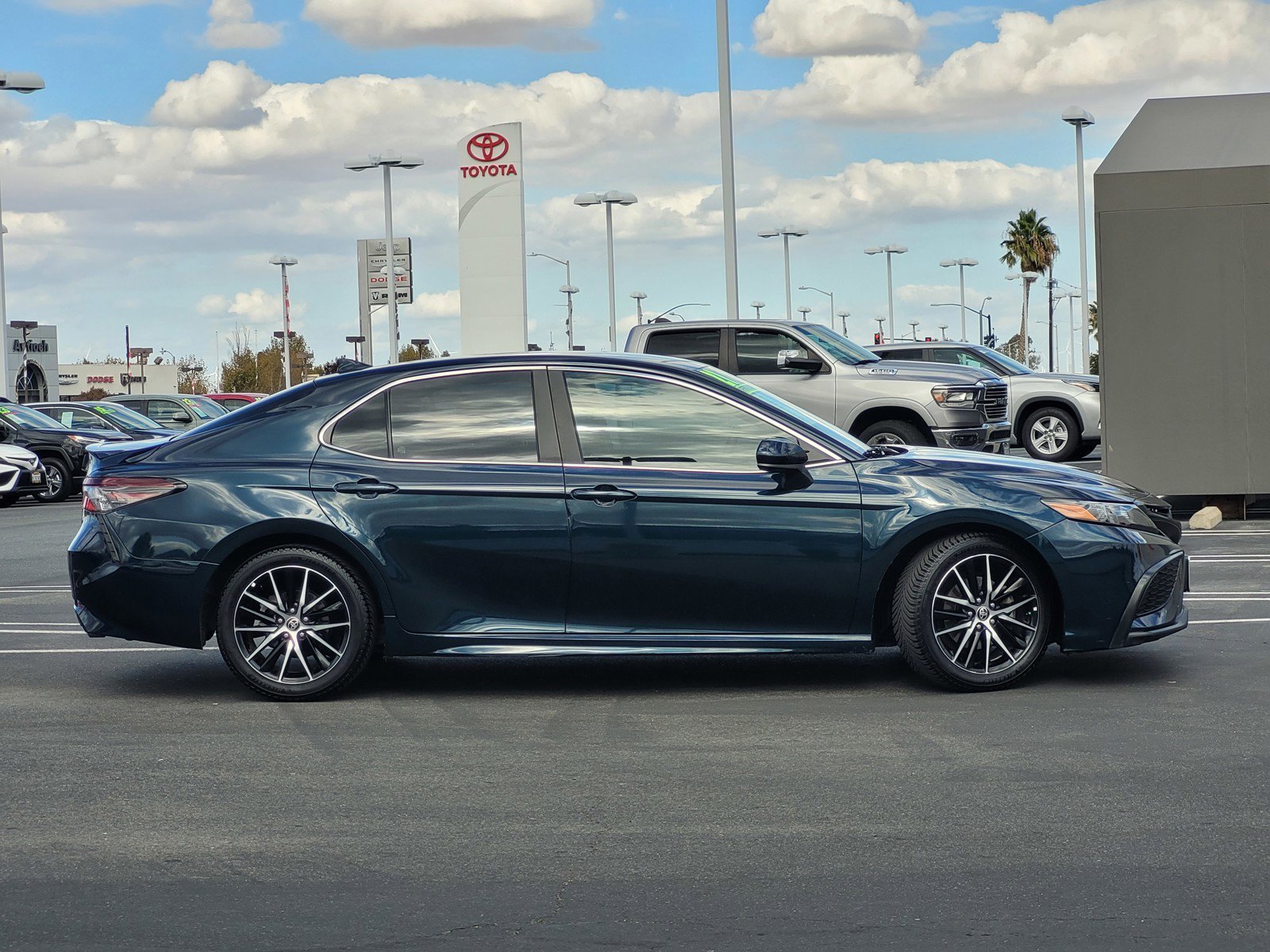 2021 Toyota Camry SE photo 3