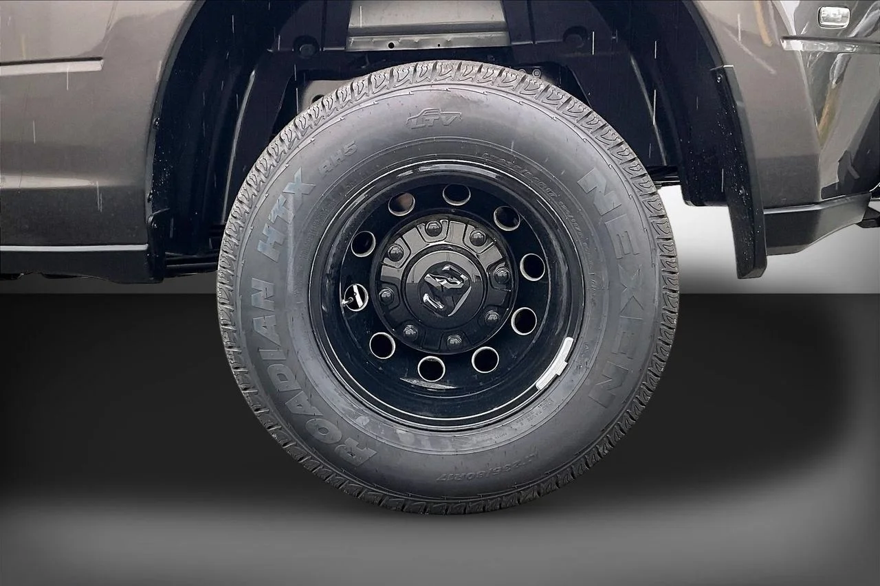 New 2026 Granite Crystal Metallic Clear-Coat Exterior Paint RAM Laramie image 31