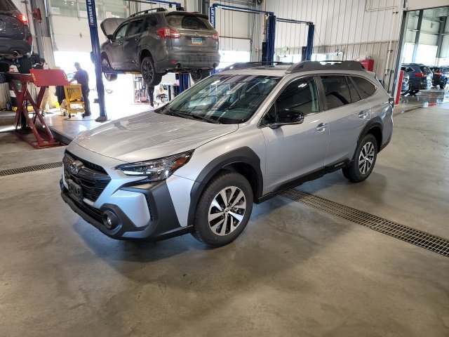 Used 2025 Ice Silver Metallic Subaru Premium image 3