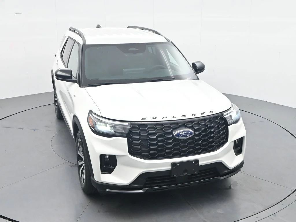 New 2026 Star White Metallic Tri-Coat Ford ST-Line image 33