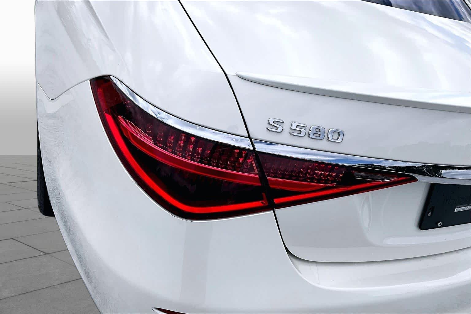 Used 2023 MANUFAKTUR Diamond White Mercedes-Benz S 580 image 29