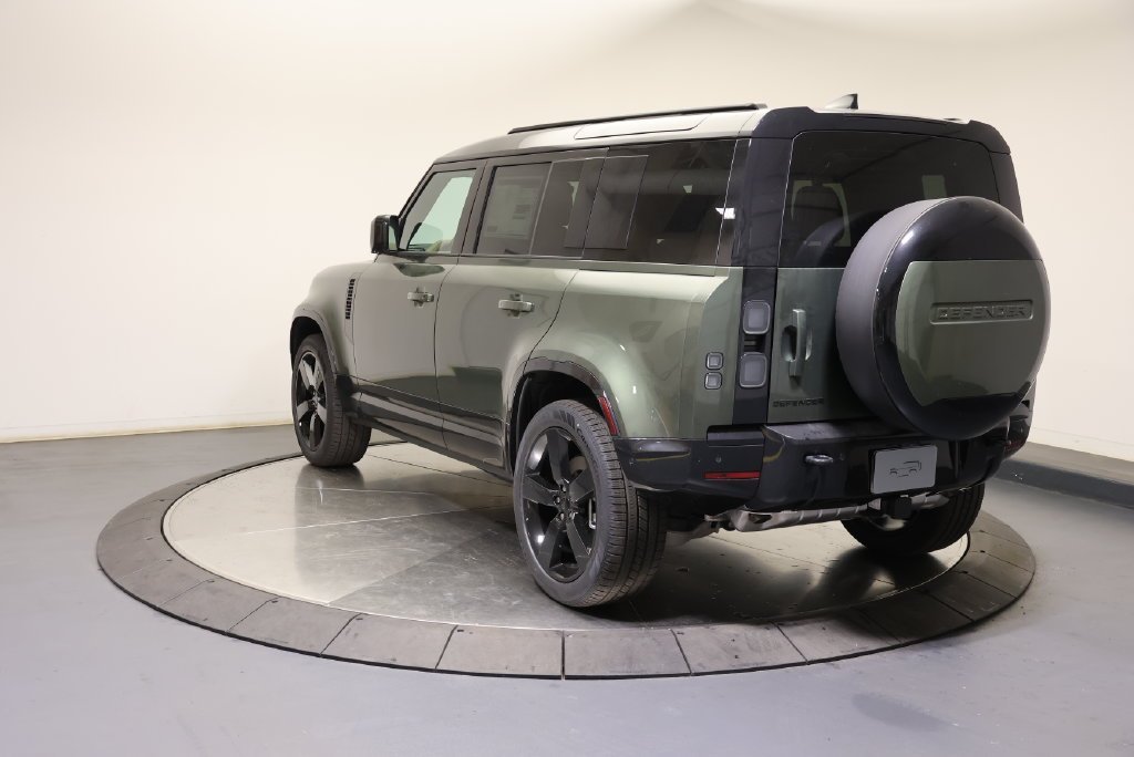 New 2026 Woolstone Green LAND ROVER X-Dynamic SE image 3