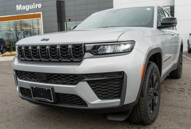 New 2026 Silver Zynith Exterior Paint Jeep Laredo Altitude image 2