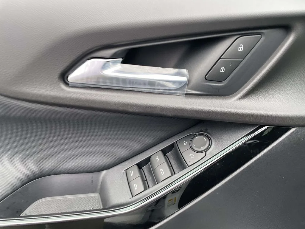 New 2027 Summit White Chevrolet LT image 17