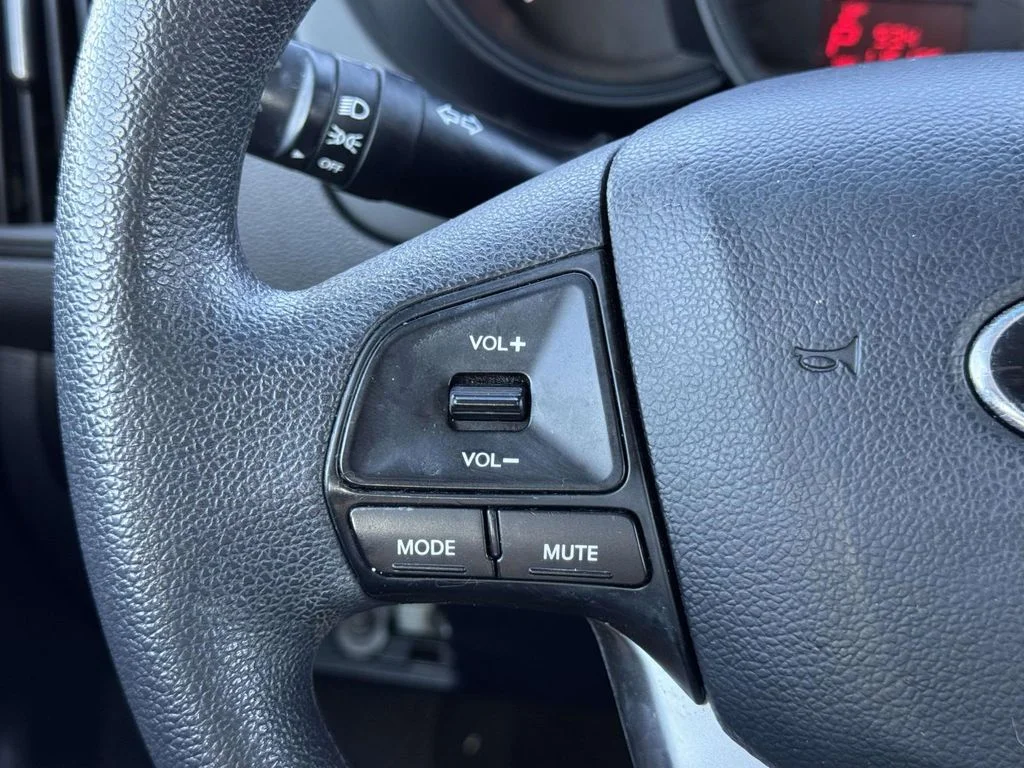 Used 2015 Silver Kia LX image 22