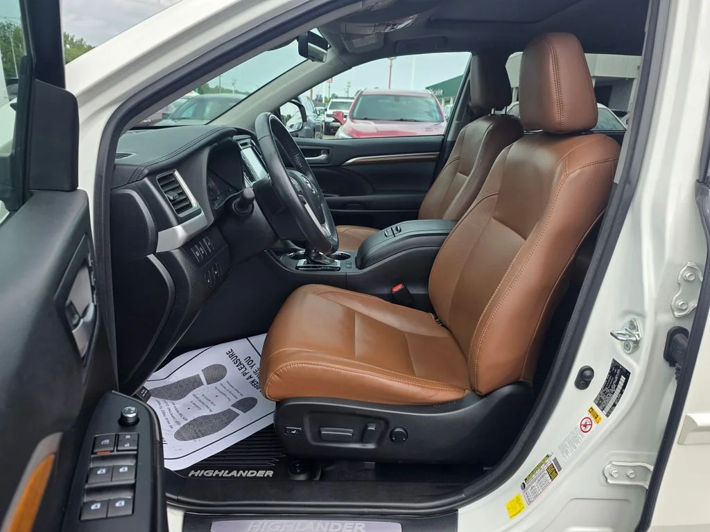 Used 2017 Blizzard Pearl Toyota Limited image 9