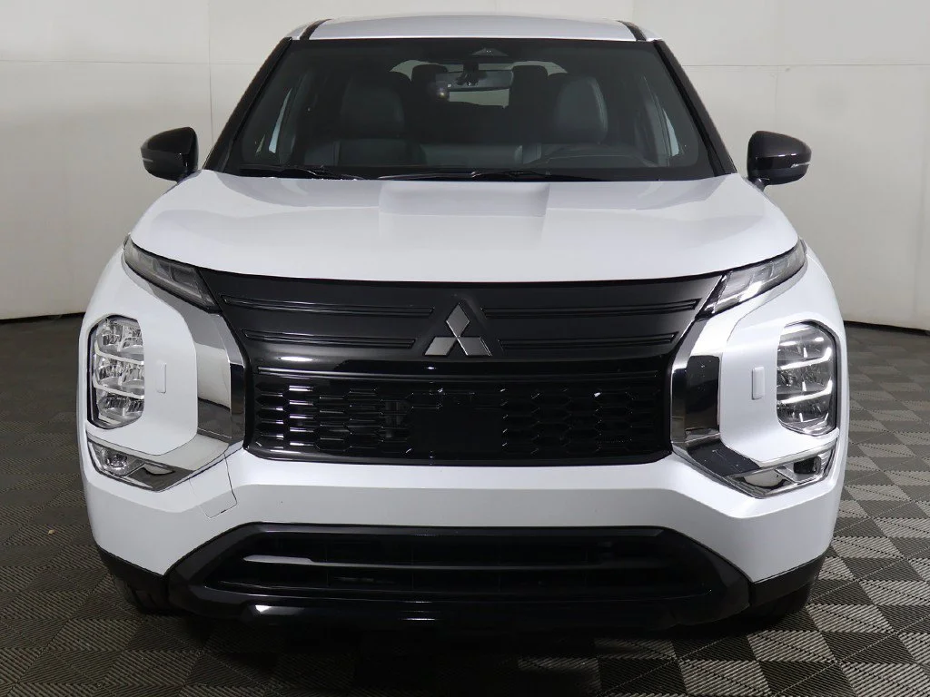 New 2027 White Mitsubishi LE image 11