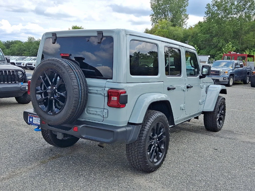 Used 2024 Earl Clearcoat Jeep Sahara image 11