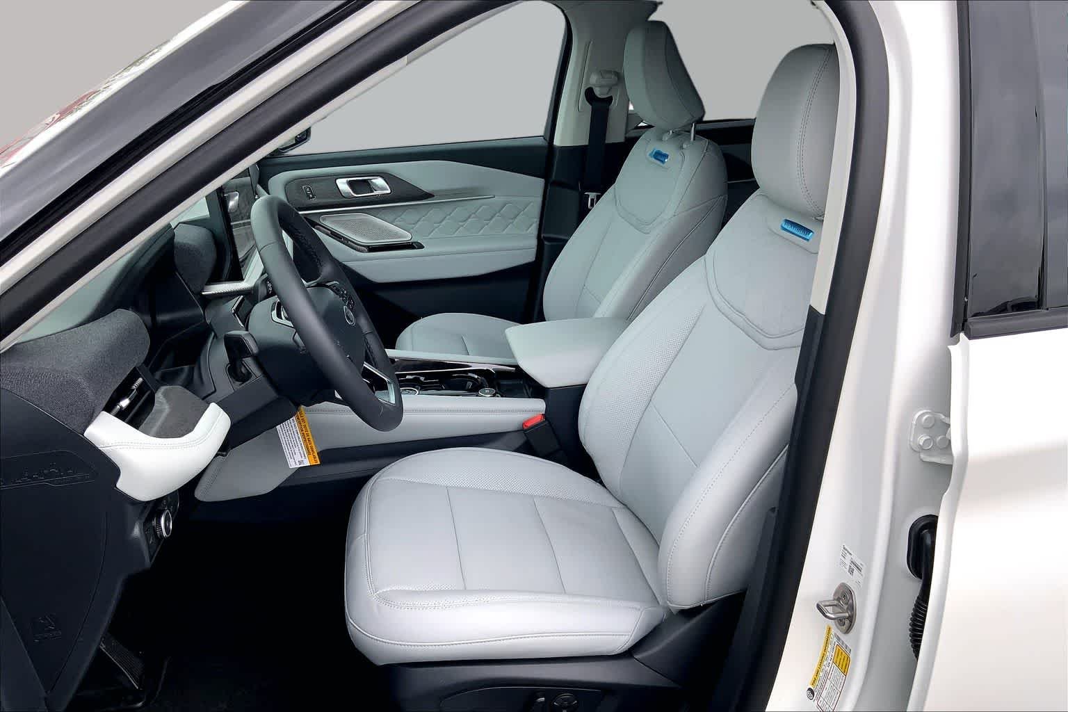 New 2026 Star White Metallic Tri-Coat Ford Platinum™ image 7