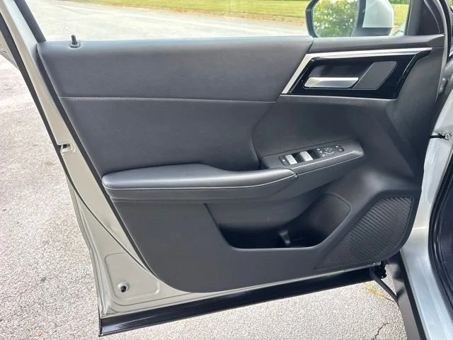 Used 2023 Silver Mitsubishi SE image 14