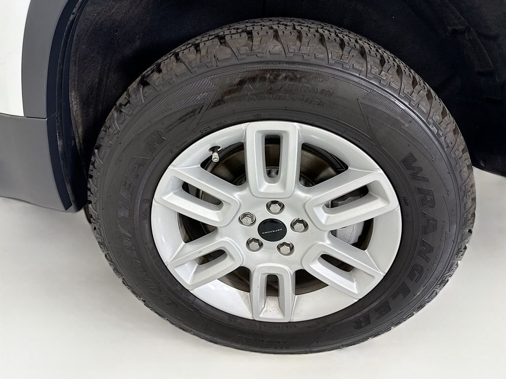Certified Used 2026 Fuji White Land Rover S image 30