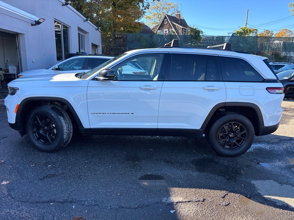 Used 2022 White Jeep Limited image 3
