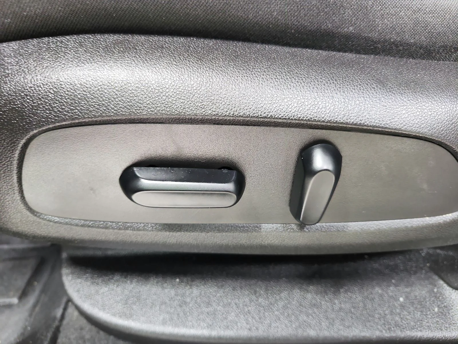 Used 2018 Silver GMC SLE-2 image 21