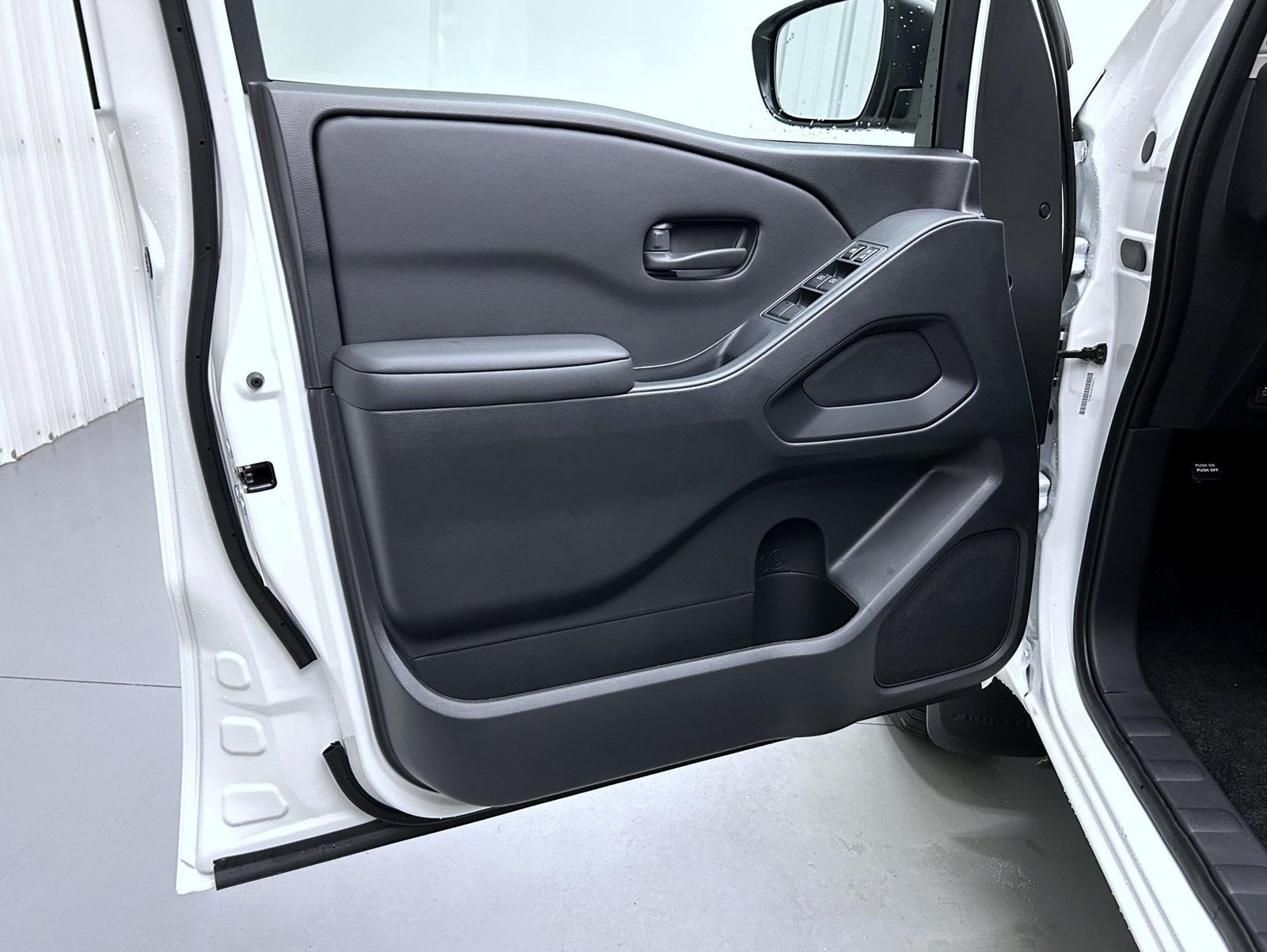 New 2027 Glacier White Nissan S image 9
