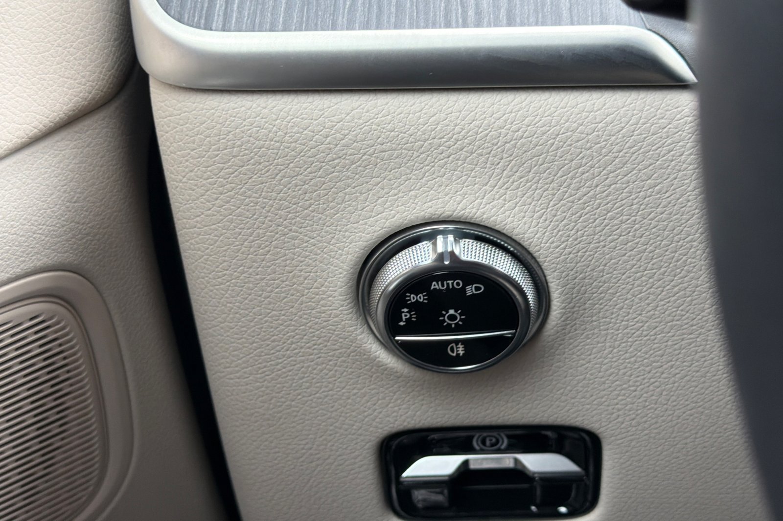Used 2024 White Mercedes-Benz GLC 300 image 28