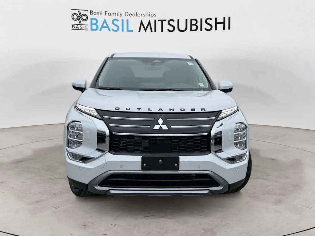 Used 2025 White Diamond Mitsubishi SE image 8