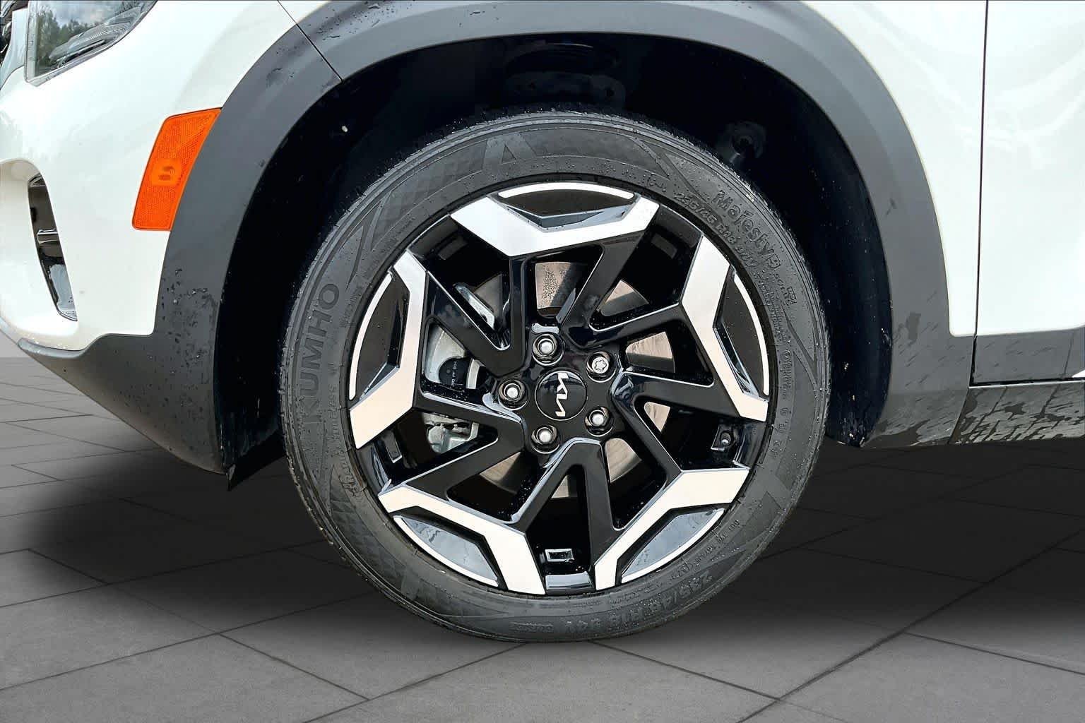New 2024 Snow White Pearl Kia SX image 11