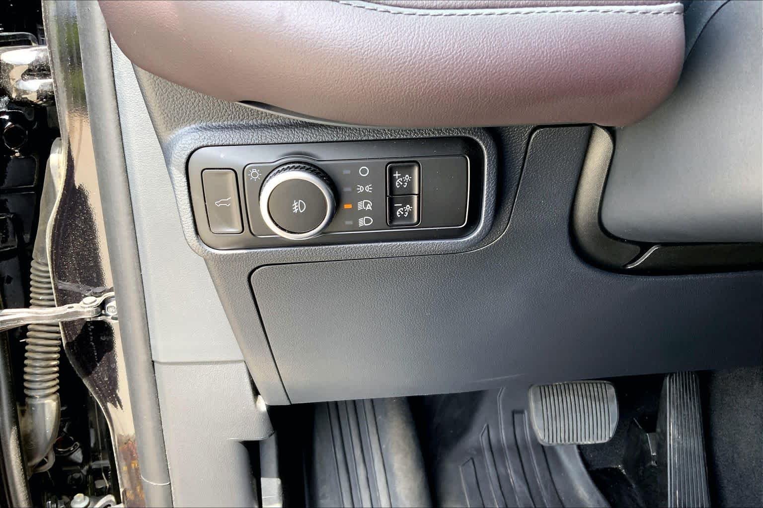Used 2025 Agate Black Metallic Ford Platinum image 33