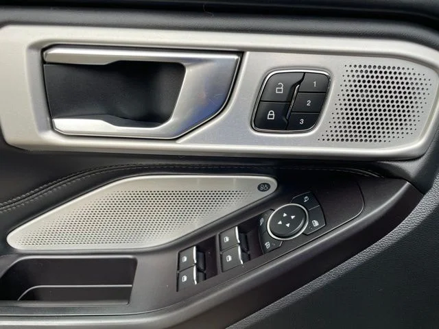 Used 2020 Black Metallic Ford Platinum image 16