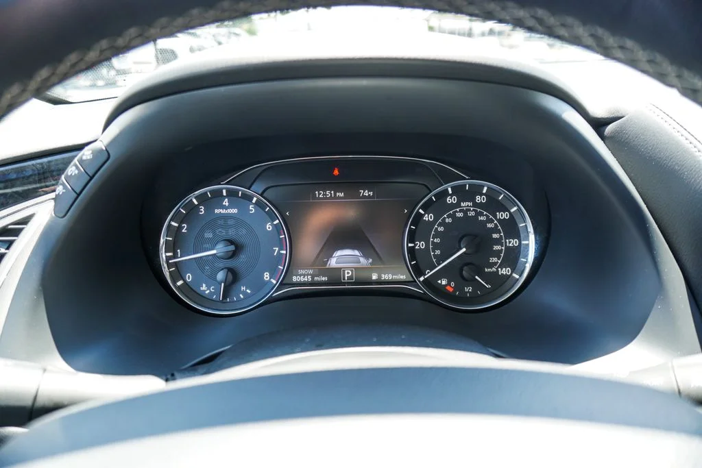 Used 2023 White INFINITI LUXE image 30