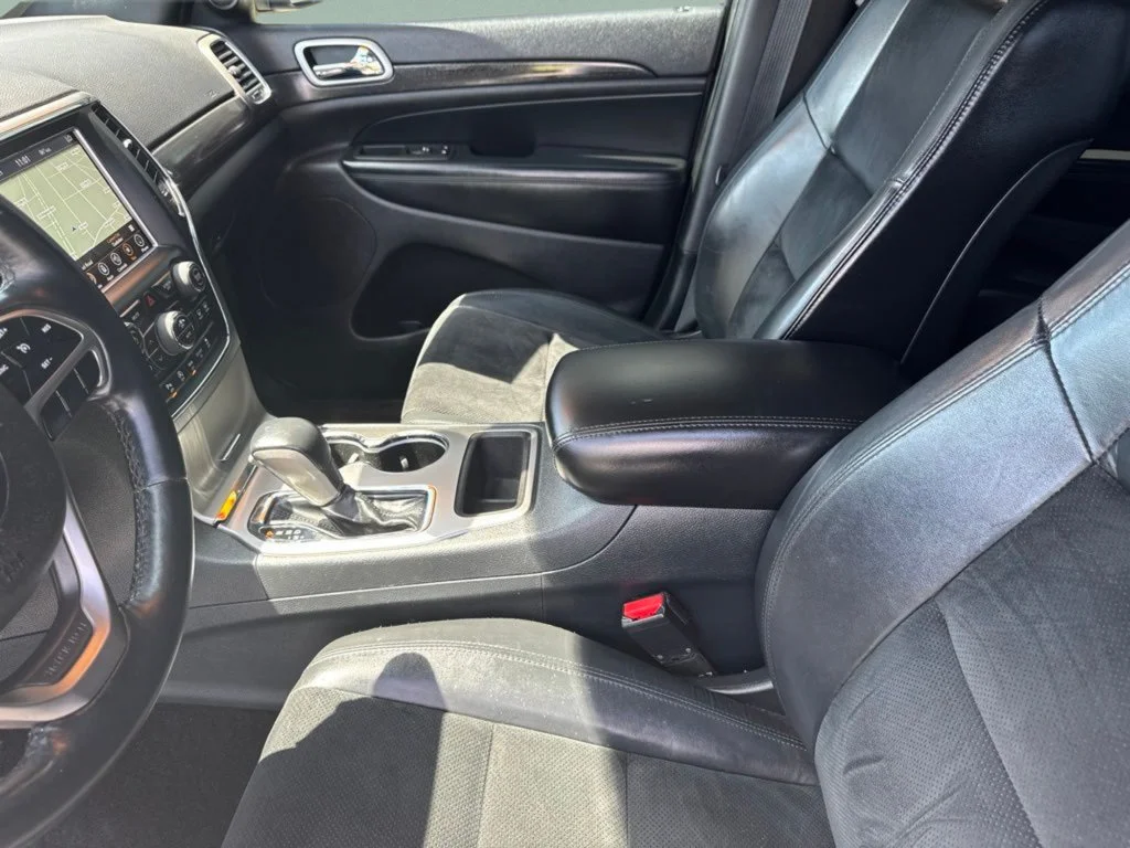 Used 2018 Bright White Clearcoat Jeep Laredo E image 19