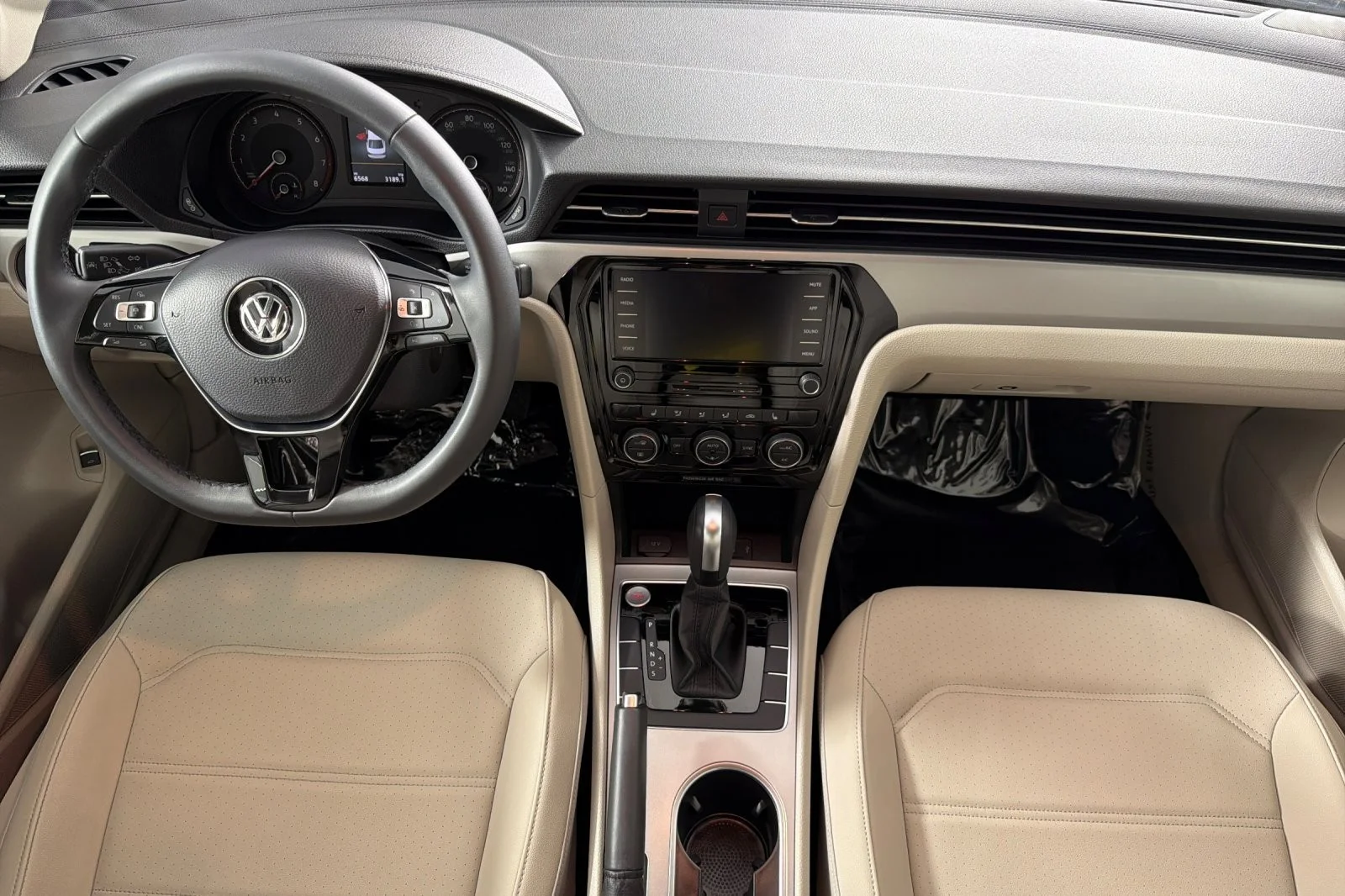 Used 2022 Pure White Volkswagen 2.0T SE Auto image 12