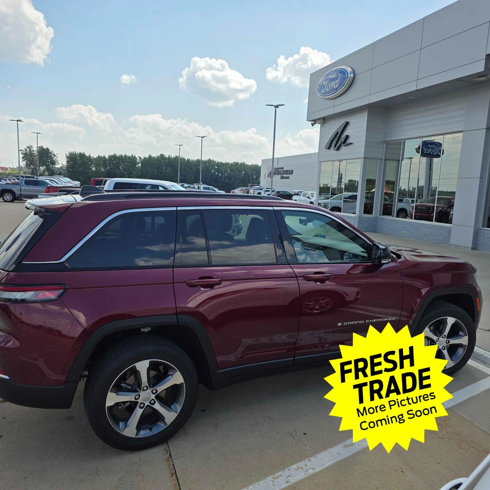Used 2024 Velvet Red Pearlcoat Jeep Limited image 2