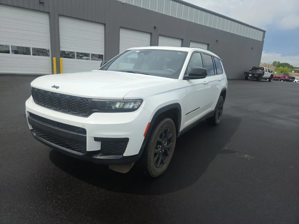 Used 2024 White Jeep Altitude image 3