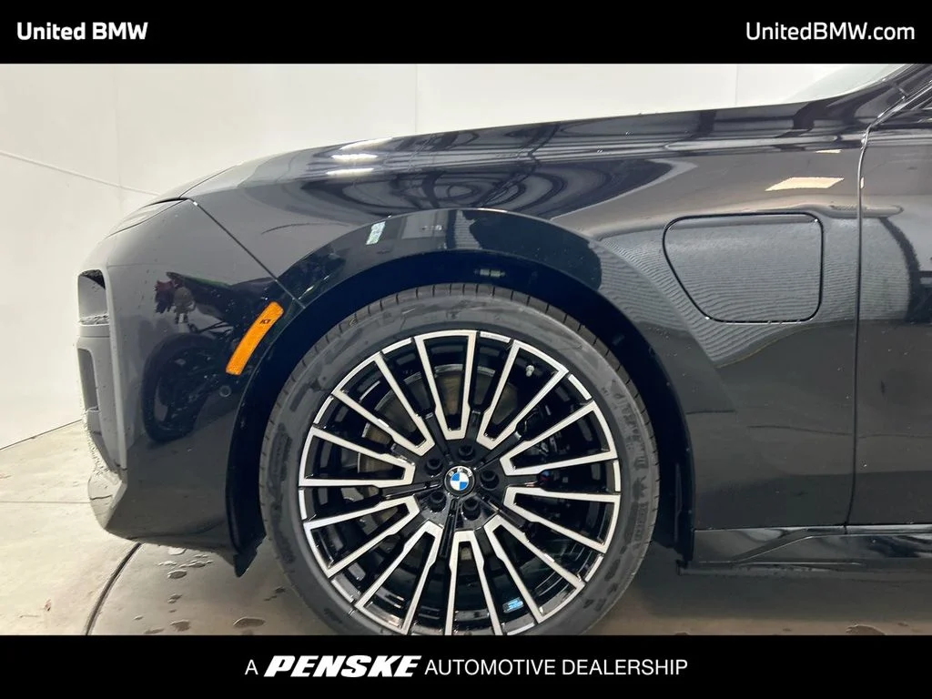2025 BMW 7 Series 750e - Photo 10