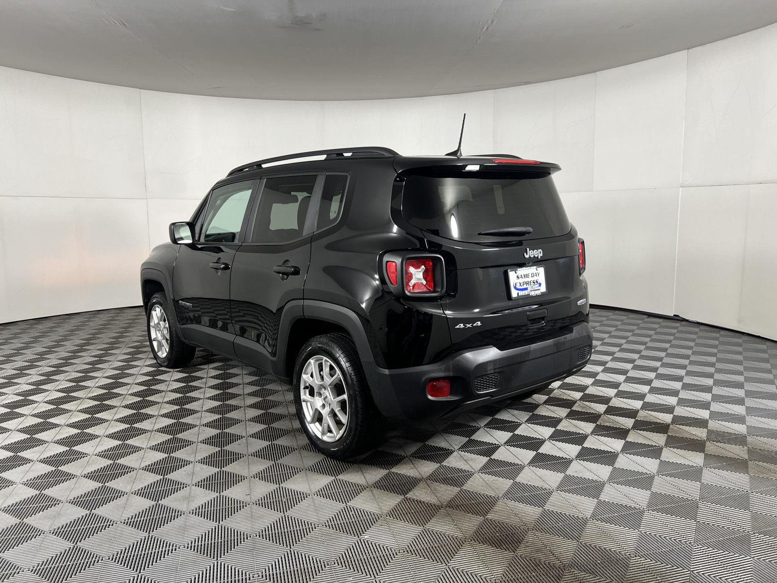 Used 2022 Black Clearcoat Jeep Latitude image 5