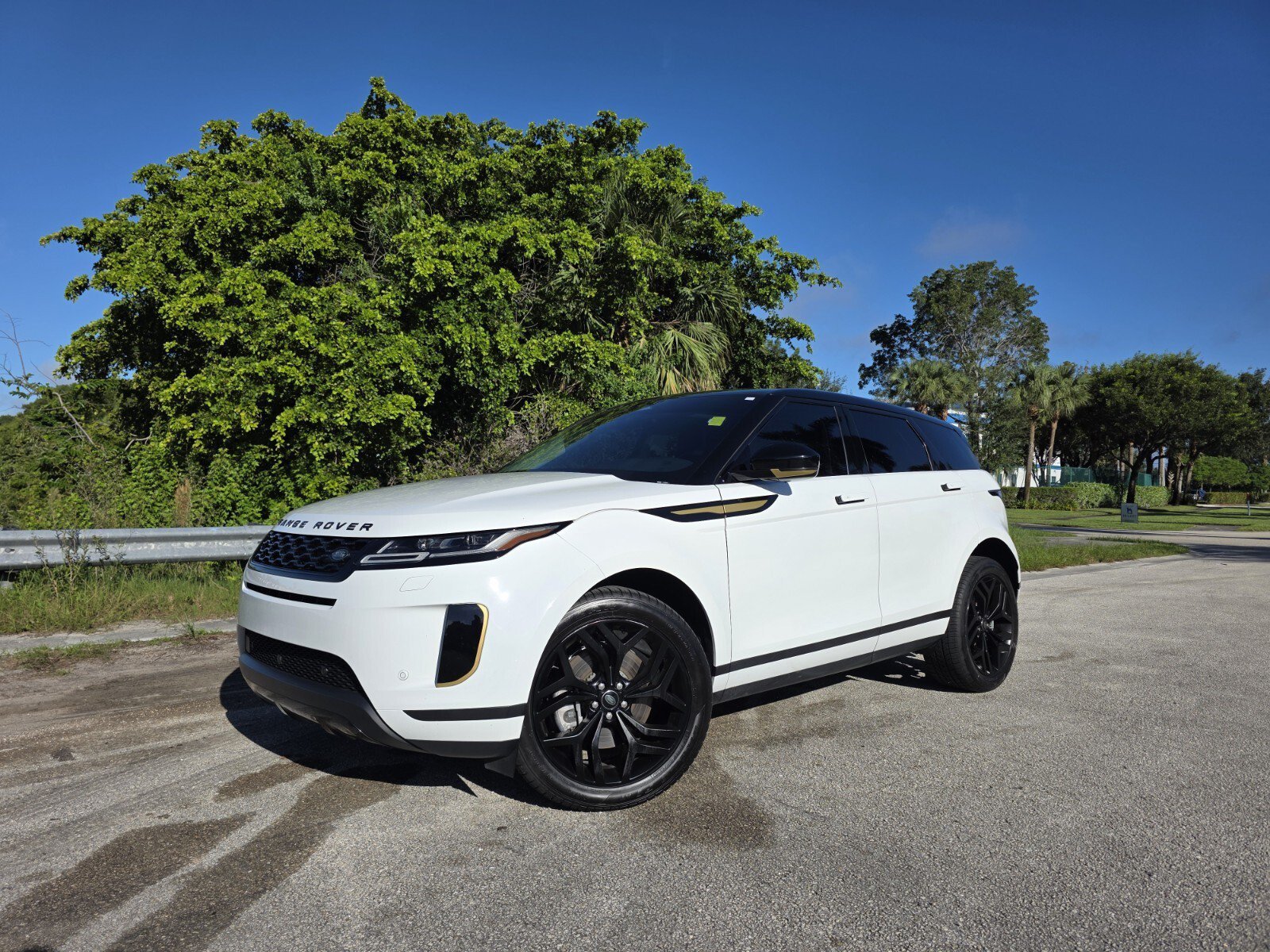 Certified Used 2023 Fuji White Land Rover P250 SE image 1