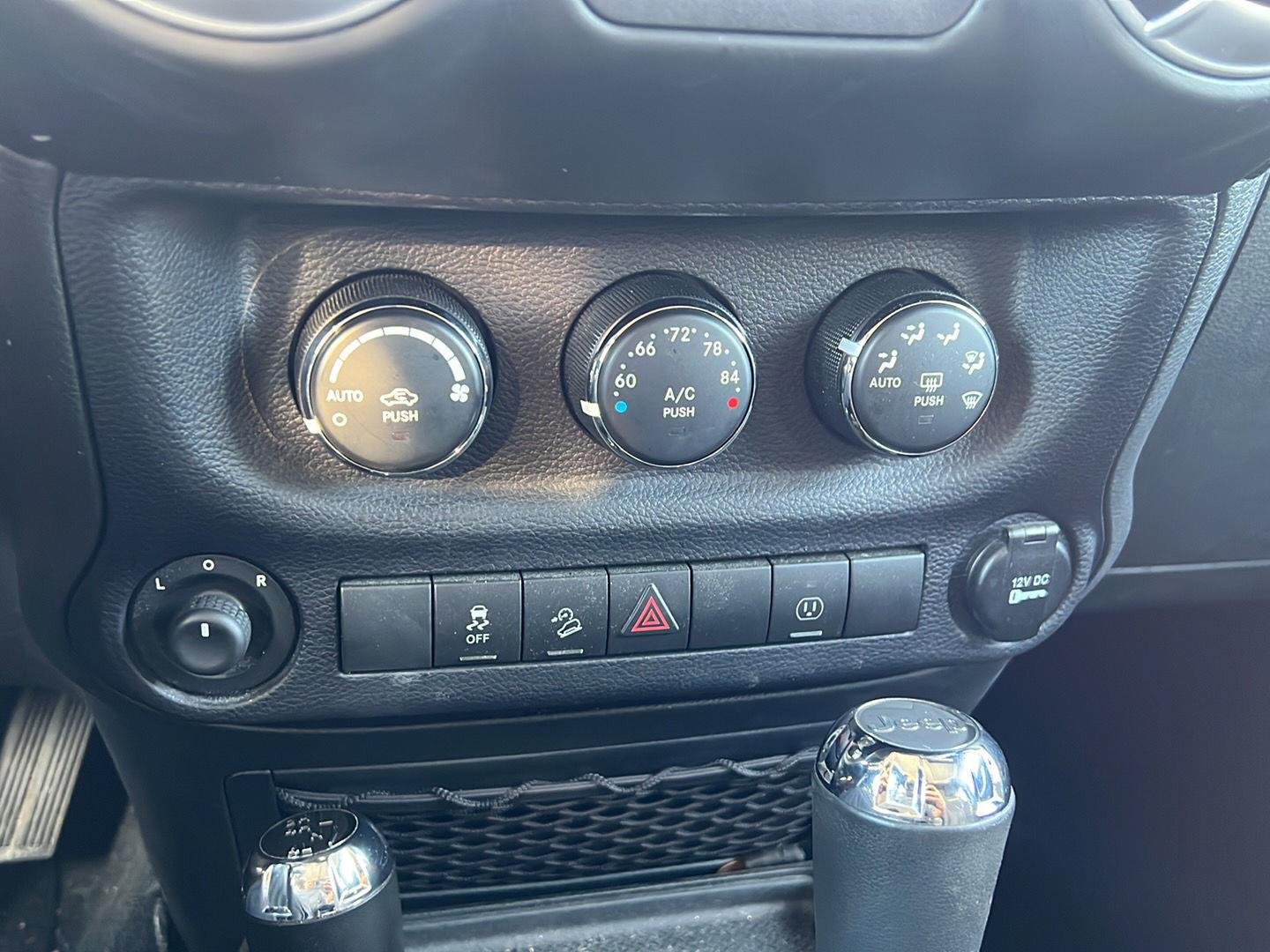 Used 2014 Copperhead Pearlcoat Jeep Sahara image 7