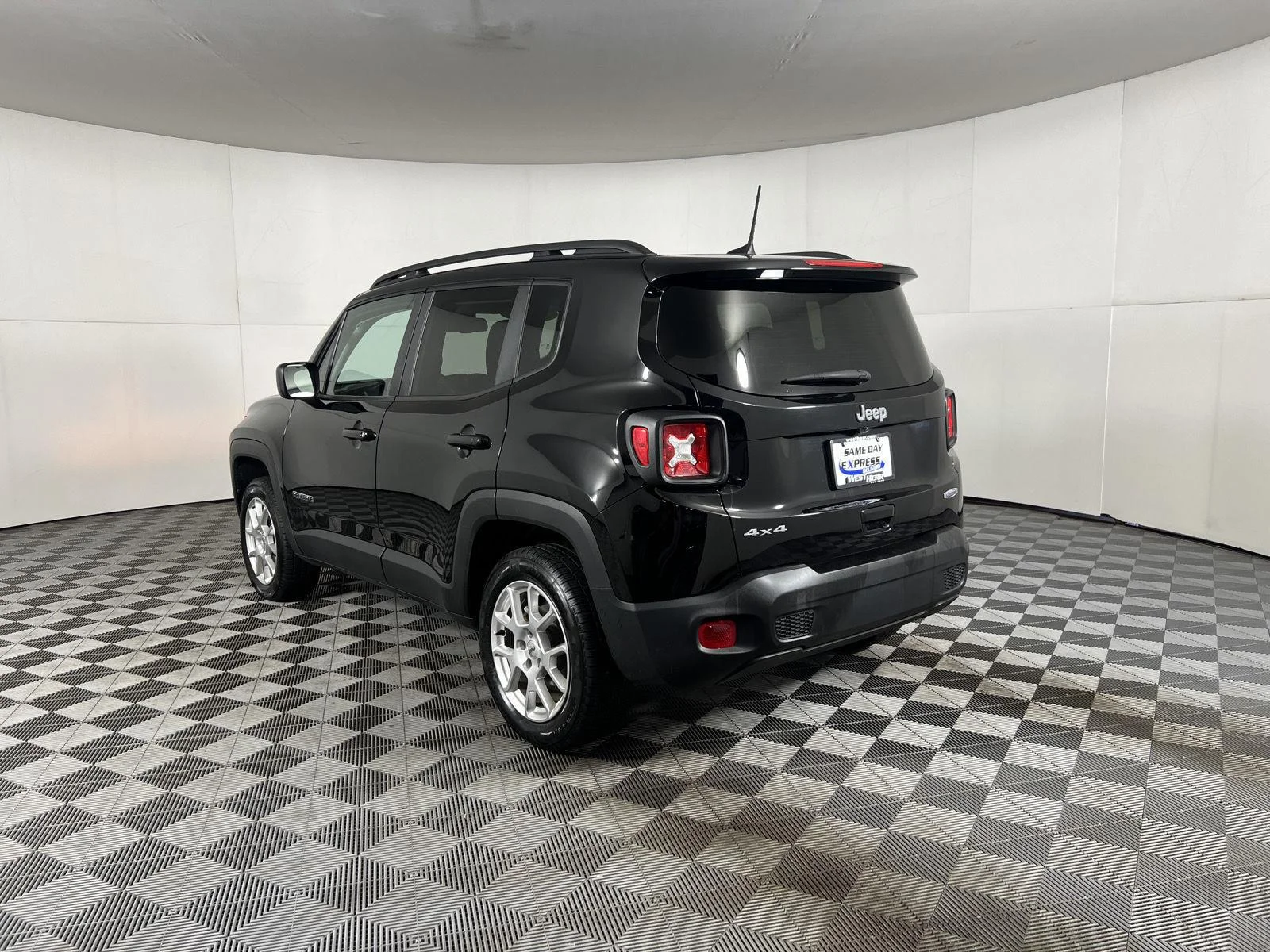 Used 2022 Black Clearcoat Jeep Latitude image 5
