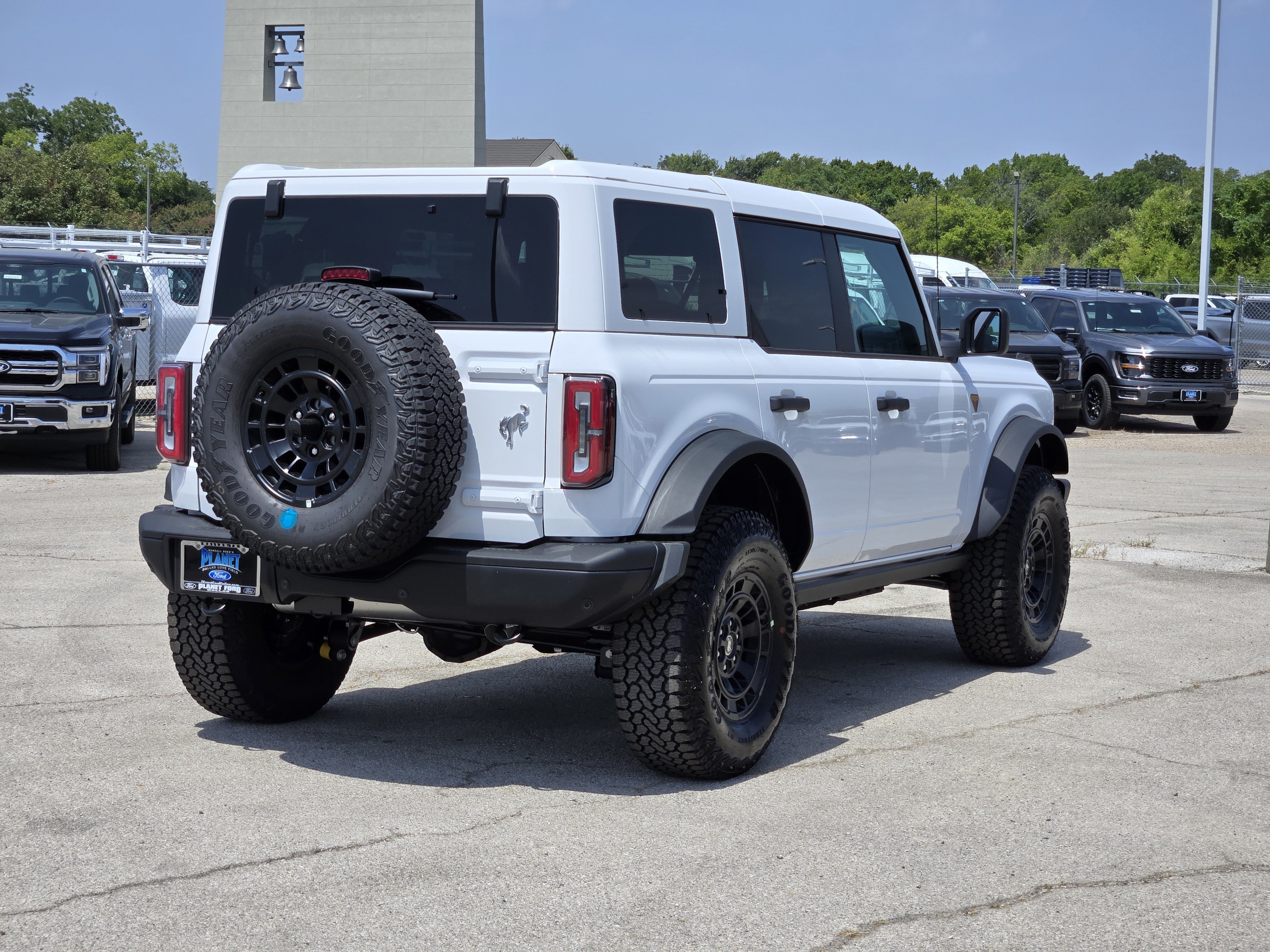 New 2026 Oxford White Ford Badlands image 4
