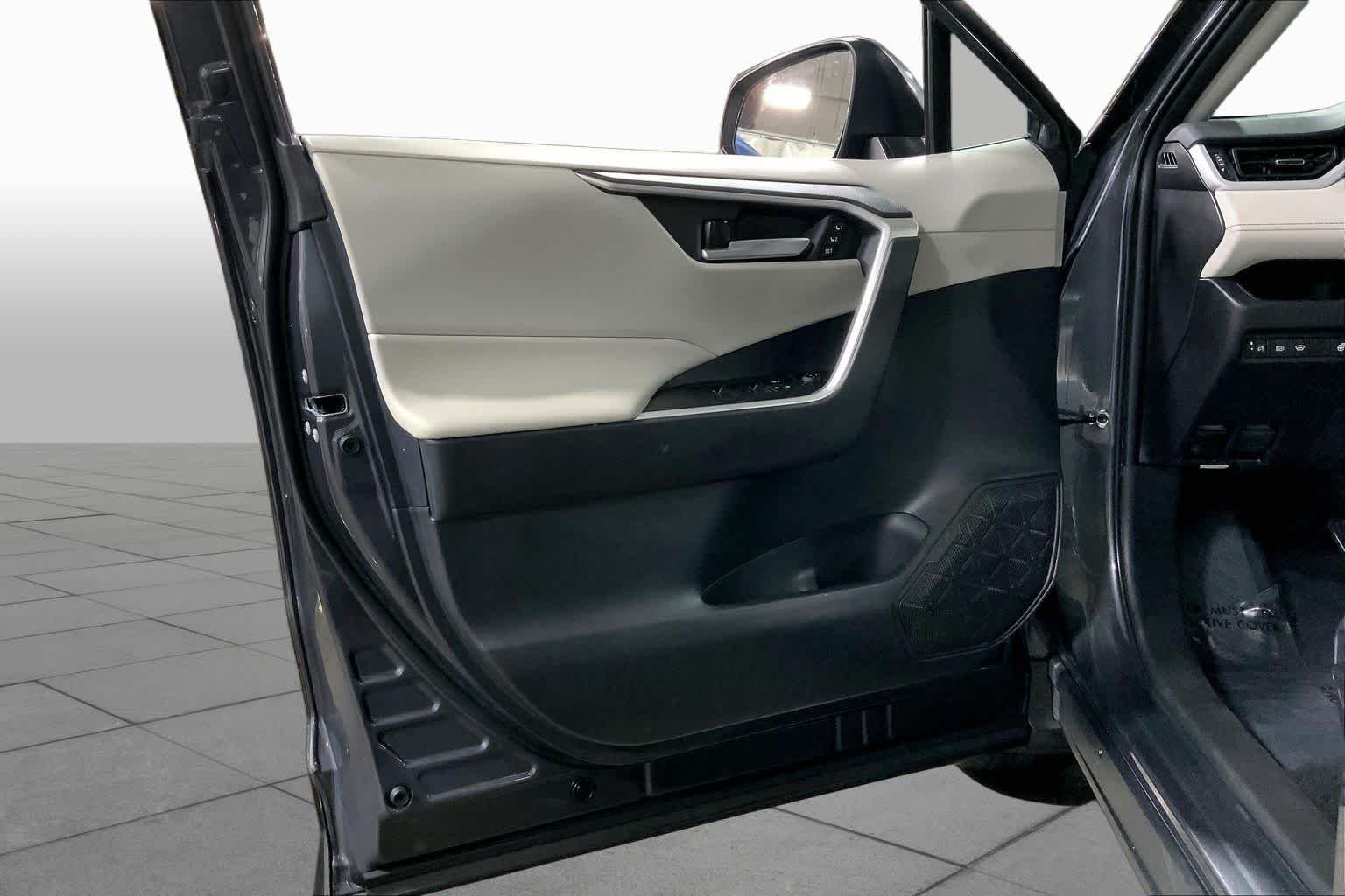 Used 2025 Magnetic Gray Metallic Toyota XLE Premium image 22