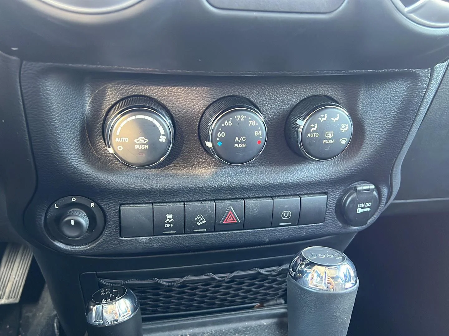 Used 2014 Copperhead Pearlcoat Jeep Sahara image 7