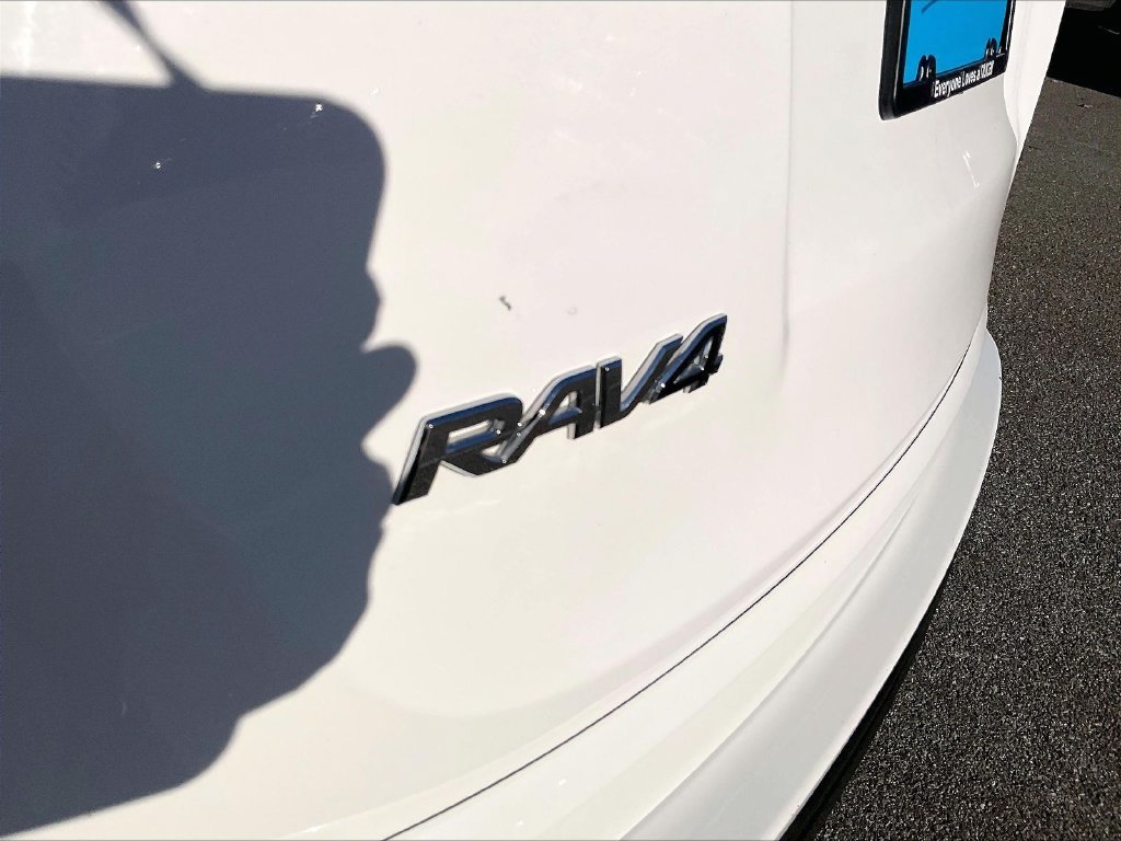 Used 2018 White Toyota LE image 27